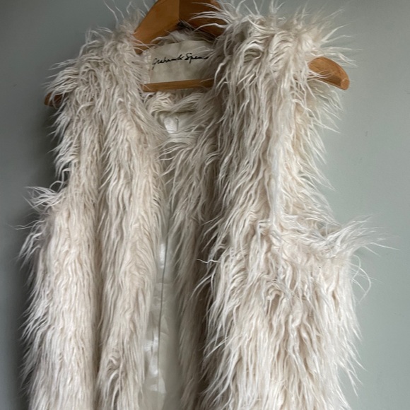 Graham & Spencer Cream Faux Fur Fluffy Vest Size Medium US 6 Chic Vest - Picture 5 of 14